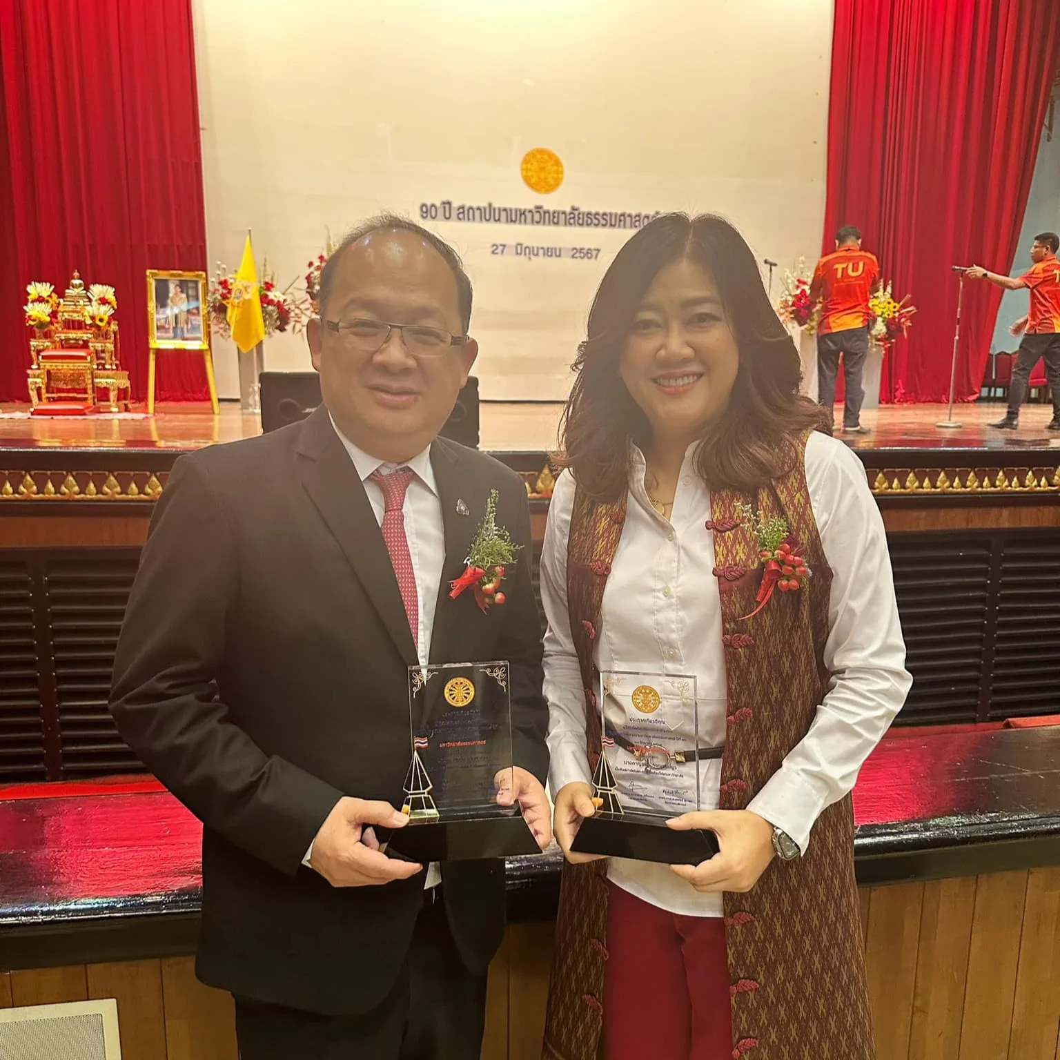 รับมอบโล่เกียรติยศ ประเภทศิษย์เก่าดีเด่น มหาวิทยาลัยธรรมศาสตร์ ประจำปี 2567 3